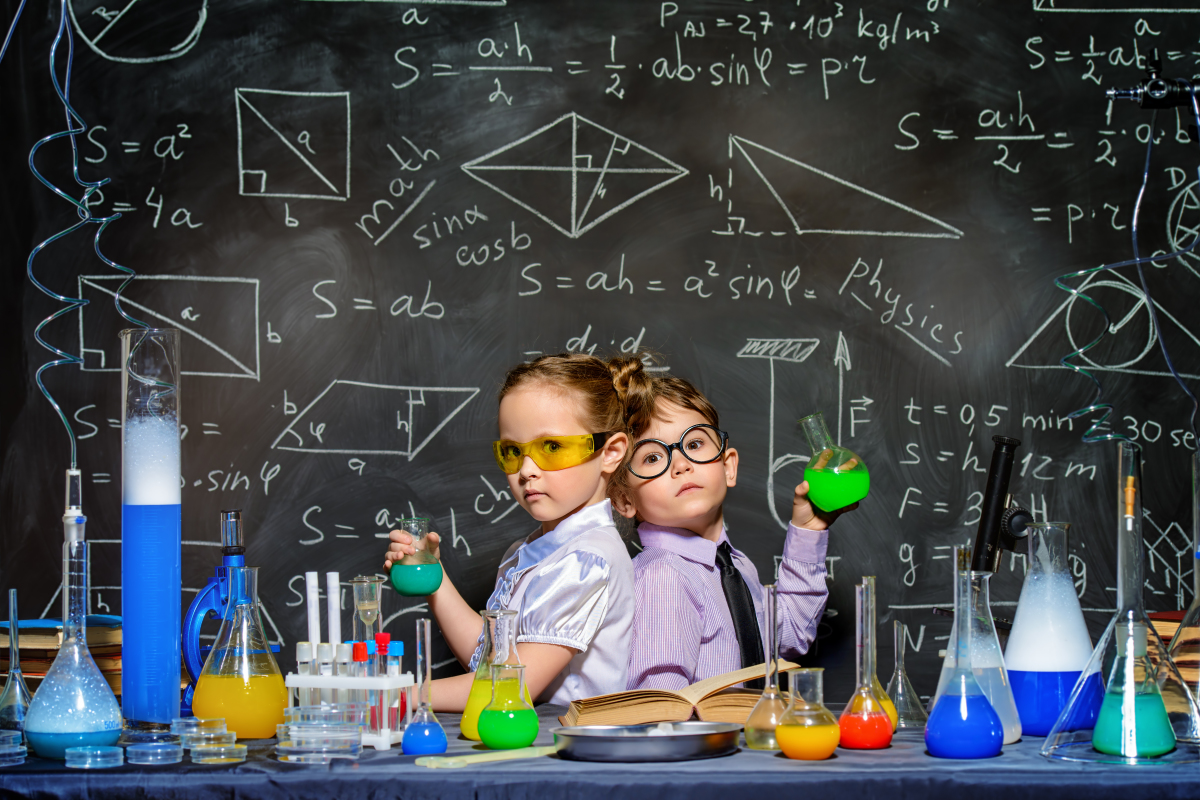 investir en lmnp géré permet de décider de tout. une petite fille et un petit garçon sérieux, dos à dos entre un tableau rempli de calculs savants et une table couverte de béchers remplis de liquides multicolores