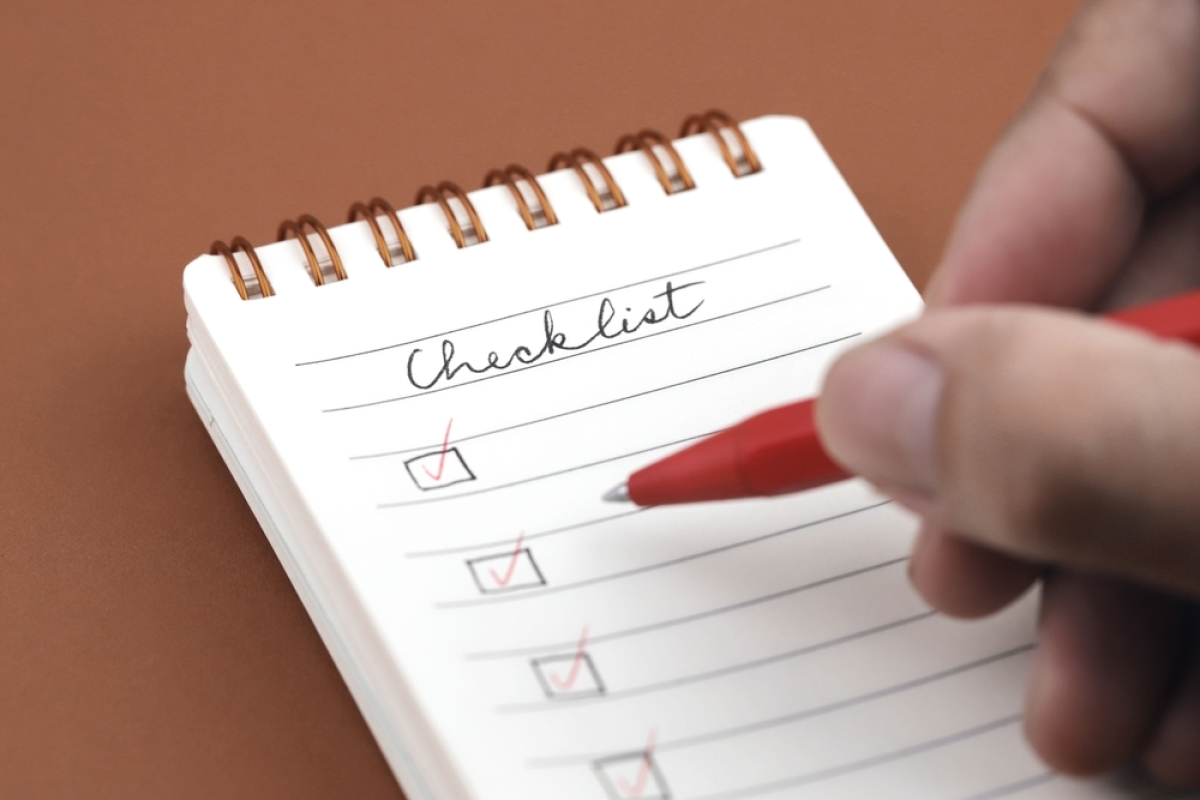 checklist etat des lieux pdf – quelqu'un coche des cases sur une checklist