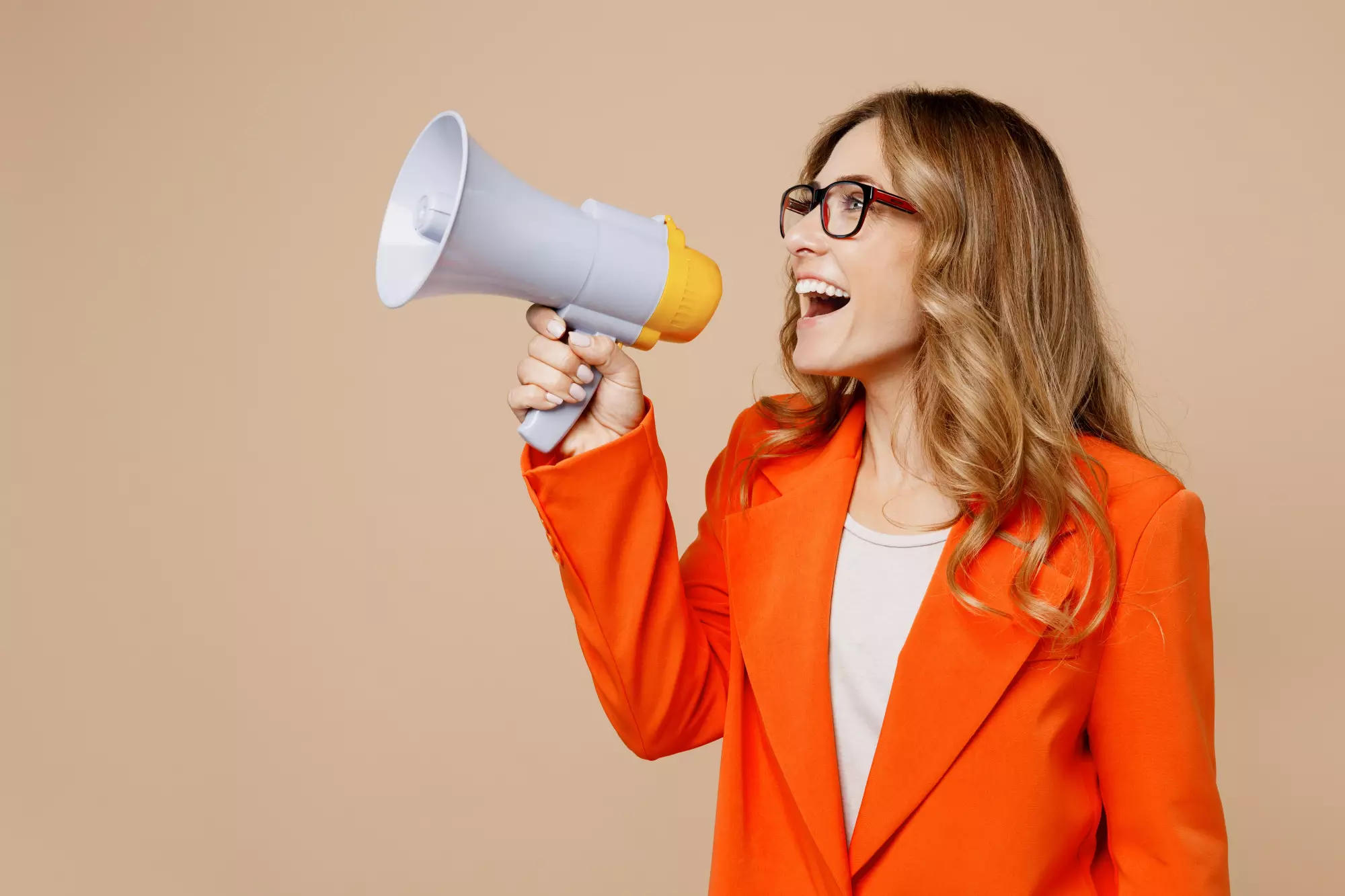 femme qui annonce une bonne nouvelle dans un mégaphone