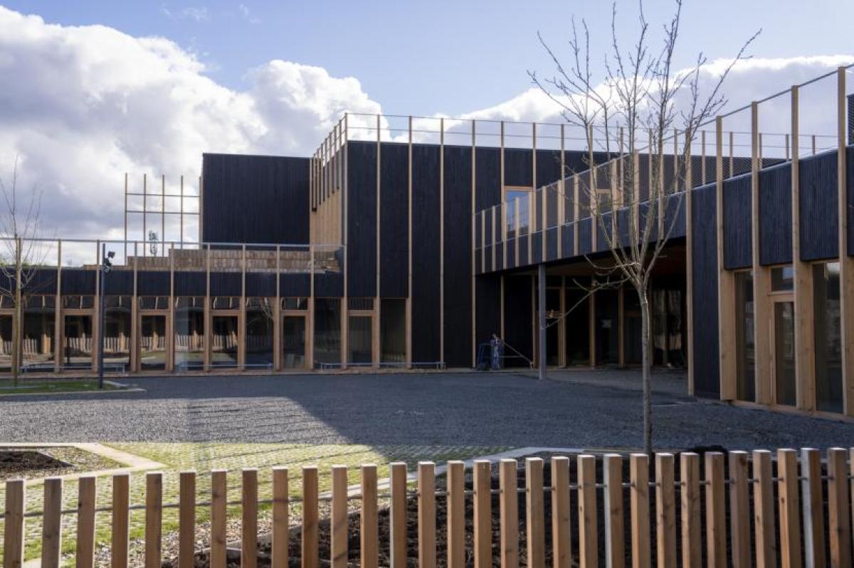groupe scolaire miriam makeba rennes – façade en bois fumé de l’école
