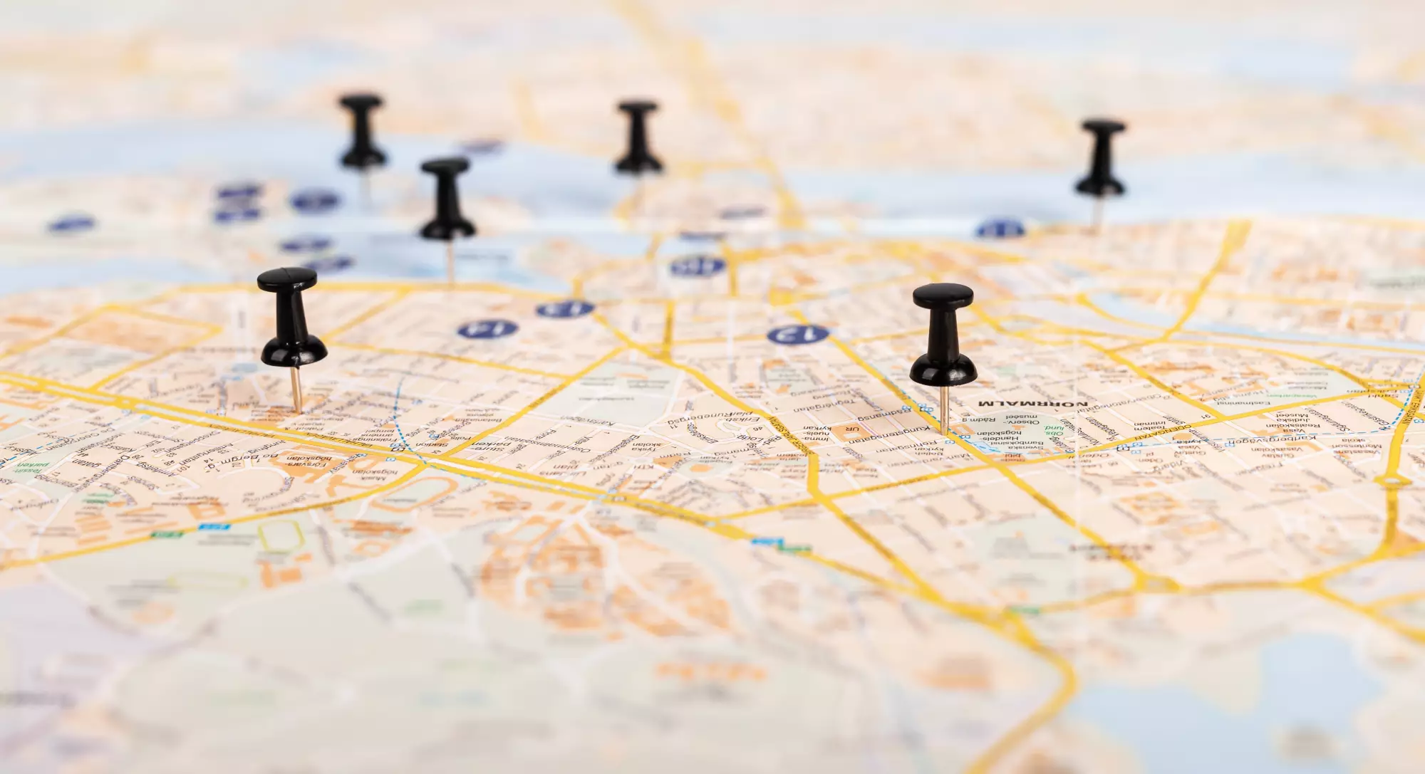 Épingles montrant des emplacements sur une carte