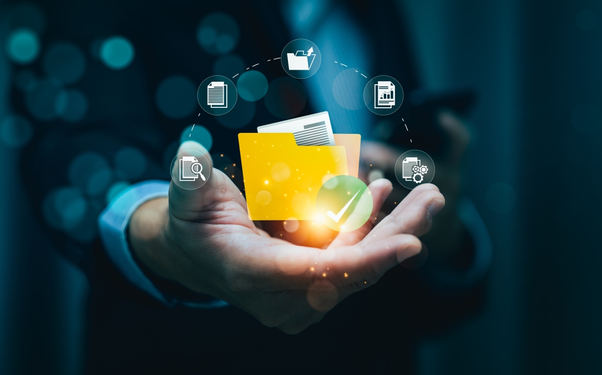 une main tenant virtuellement des pictogrammes de dossiers, recherche etc