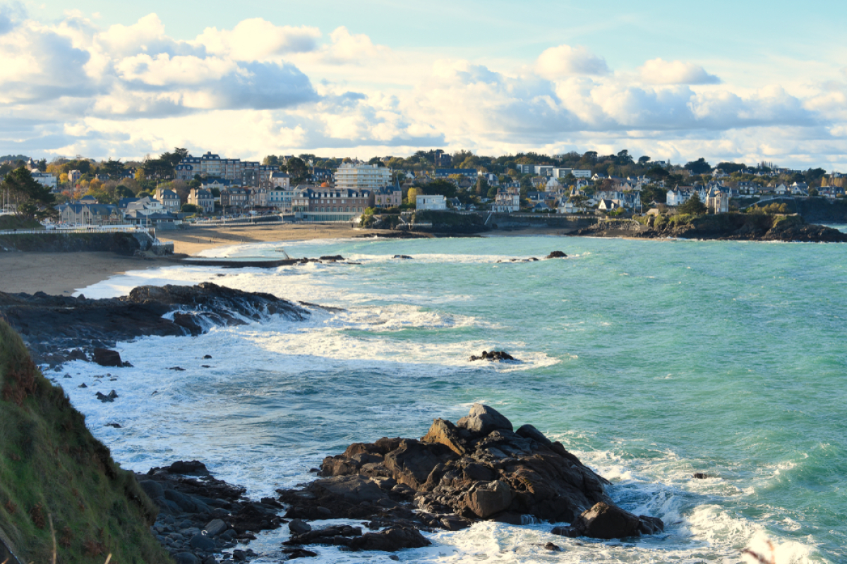investir en bretagne en 2025 - Plage saint quay portrieux, baie de Saint-Brieuc