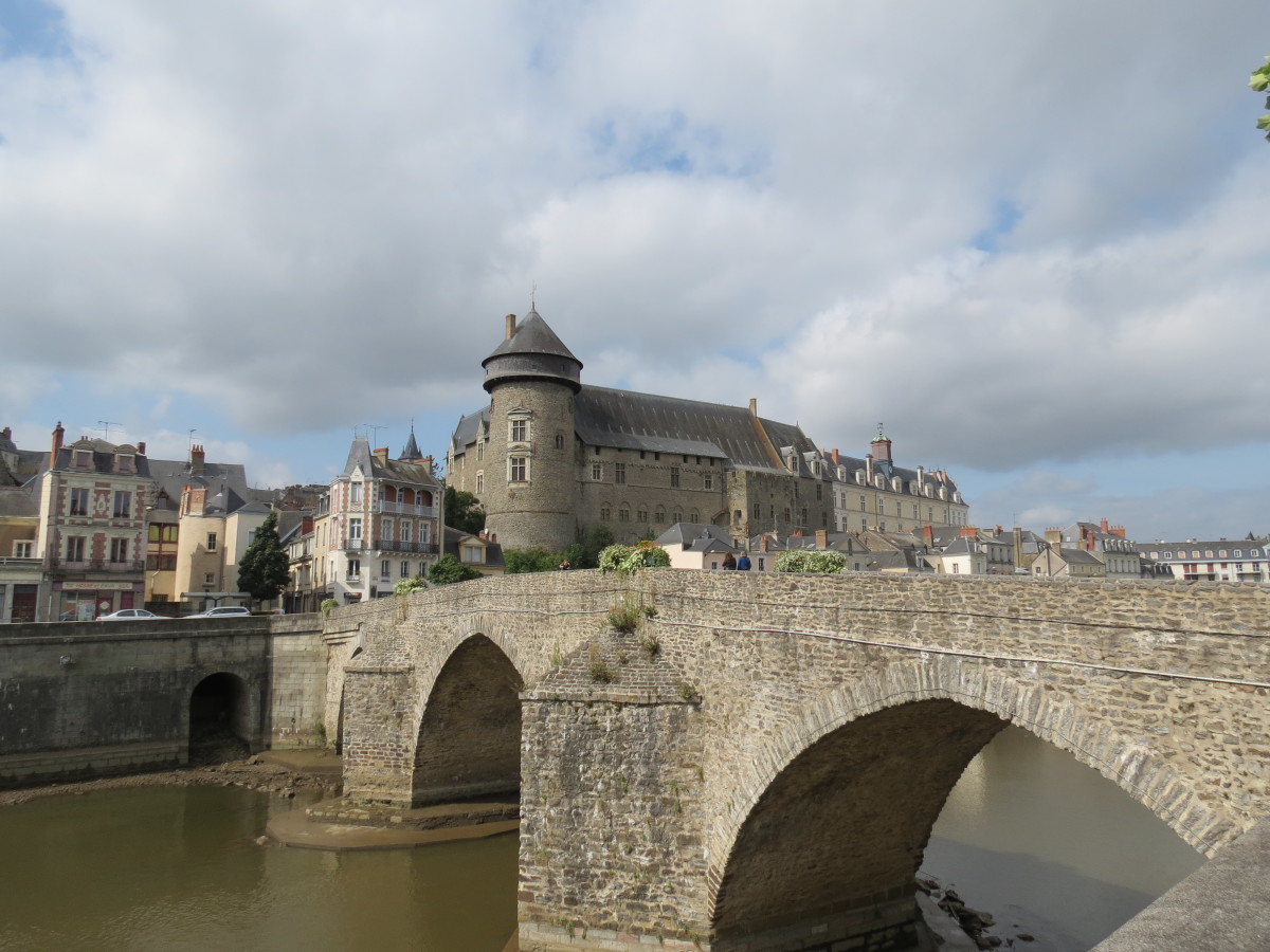 Investir à Laval Vue sur le château de Laval