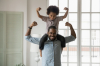 un homme et son fils sur les épaules montrent les muscles