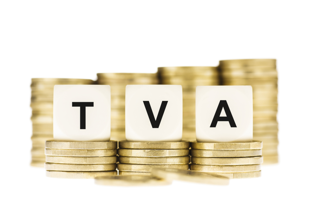 Les lettres TVA sur une pile de pièces Les lettres TVA sur une pile de pièces